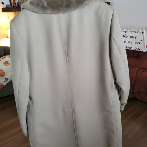 VINTAGE London Fog Cream Coat with Brown Fur Collar - Picture 2 of 9